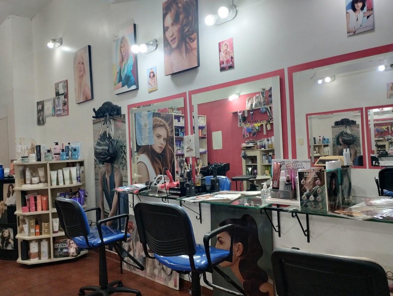 Interior del Salón de Belleza El Arca de Vivi, estación de trabajo